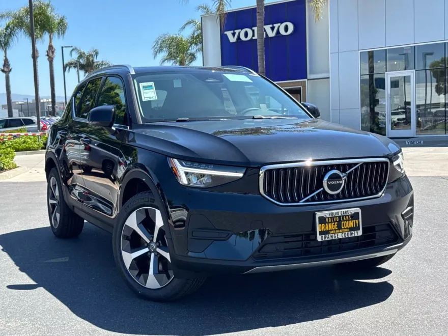 2025 Volvo XC40 Core photo 1