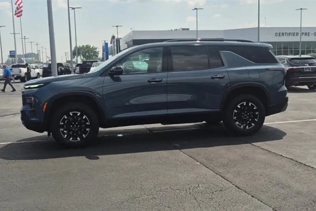 2024 Chevrolet Traverse Z71 photo 1