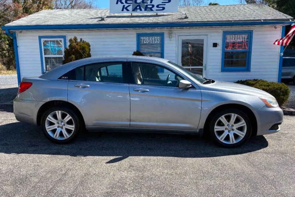 2013 Chrysler 200 LX photo 1