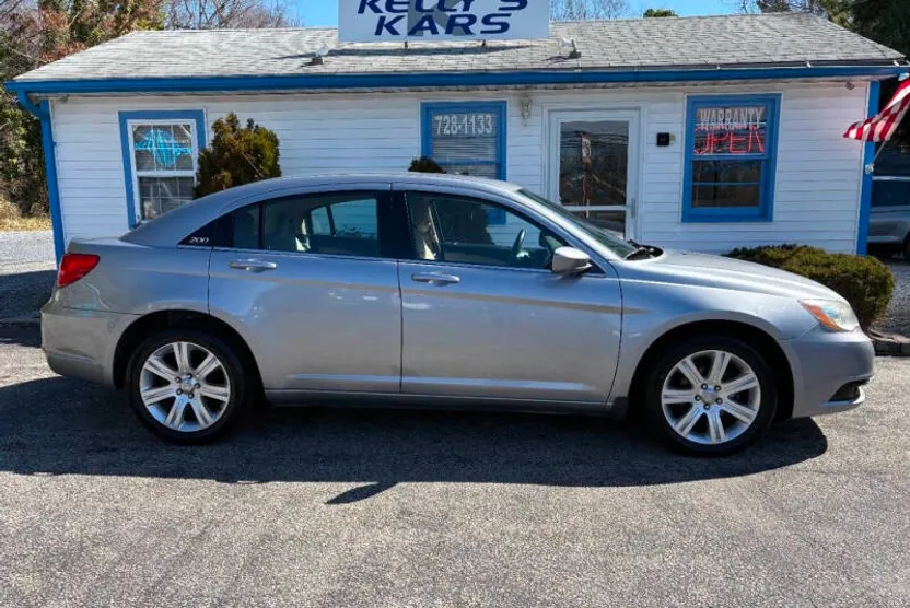 2013 Chrysler 200 LX photo 1
