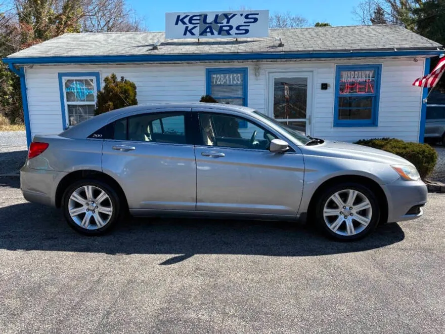2013 Chrysler 200 LX photo 1