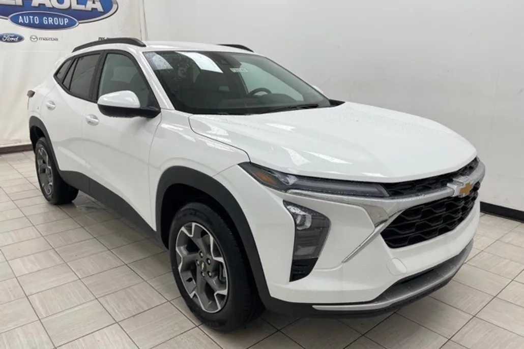 2025 Chevrolet Trax LT photo 1