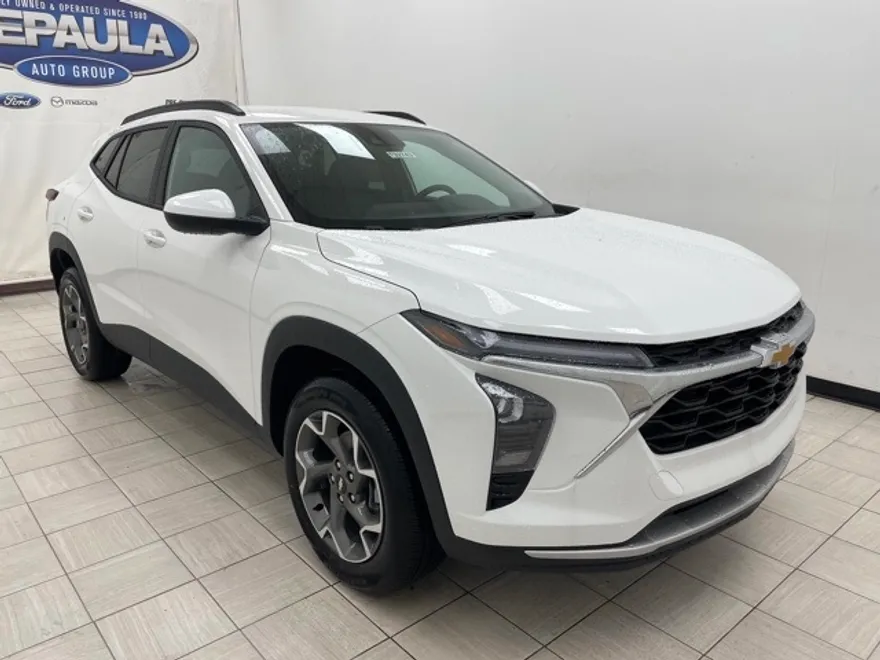2025 Chevrolet Trax LT photo 1