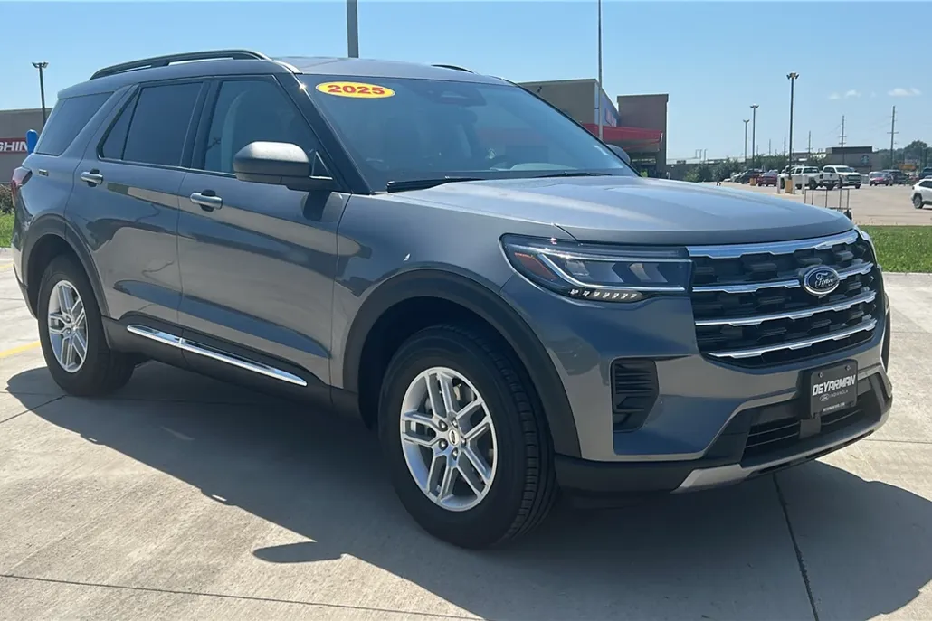 2025 Ford Explorer photo 1