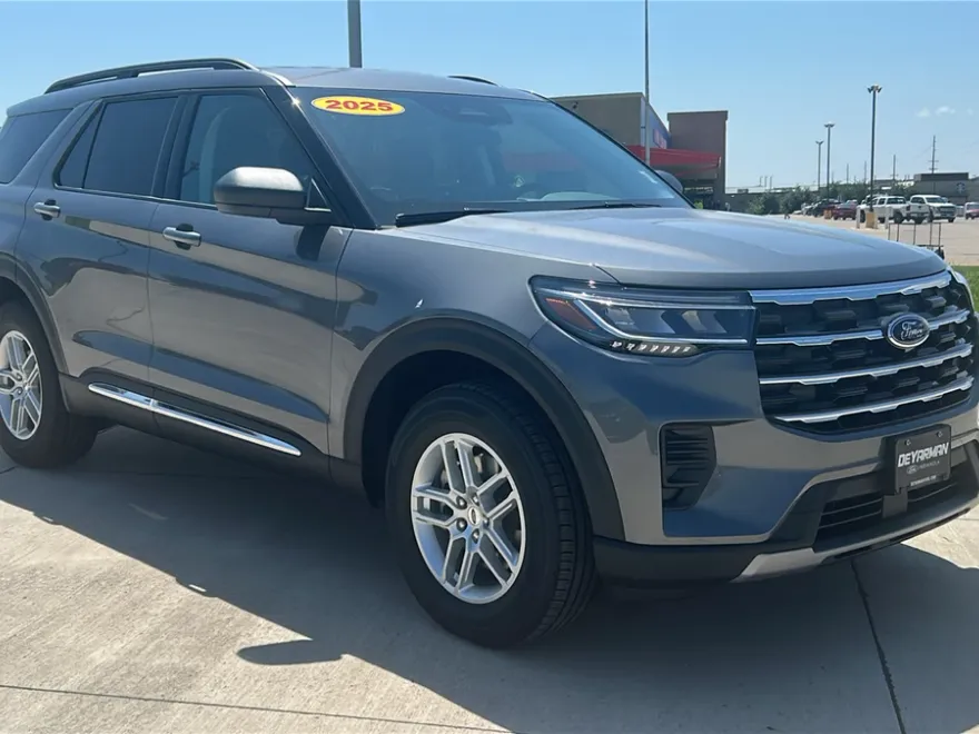 2025 Ford Explorer photo 1