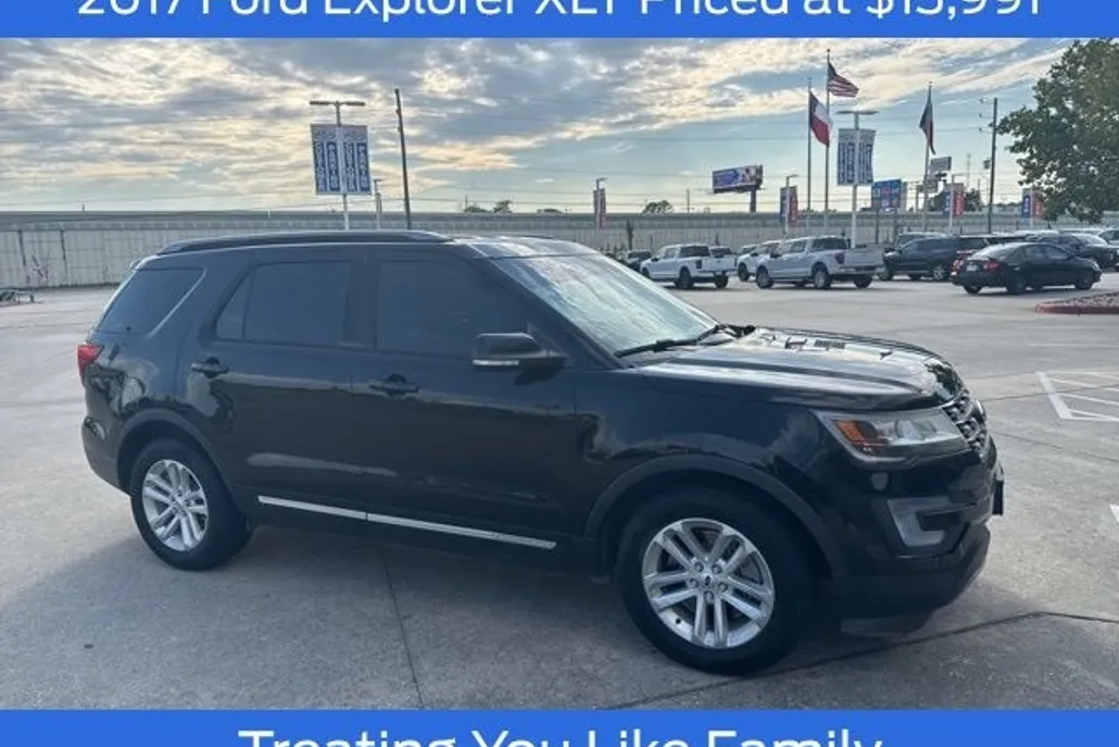 2017 Ford Explorer XLT photo 1