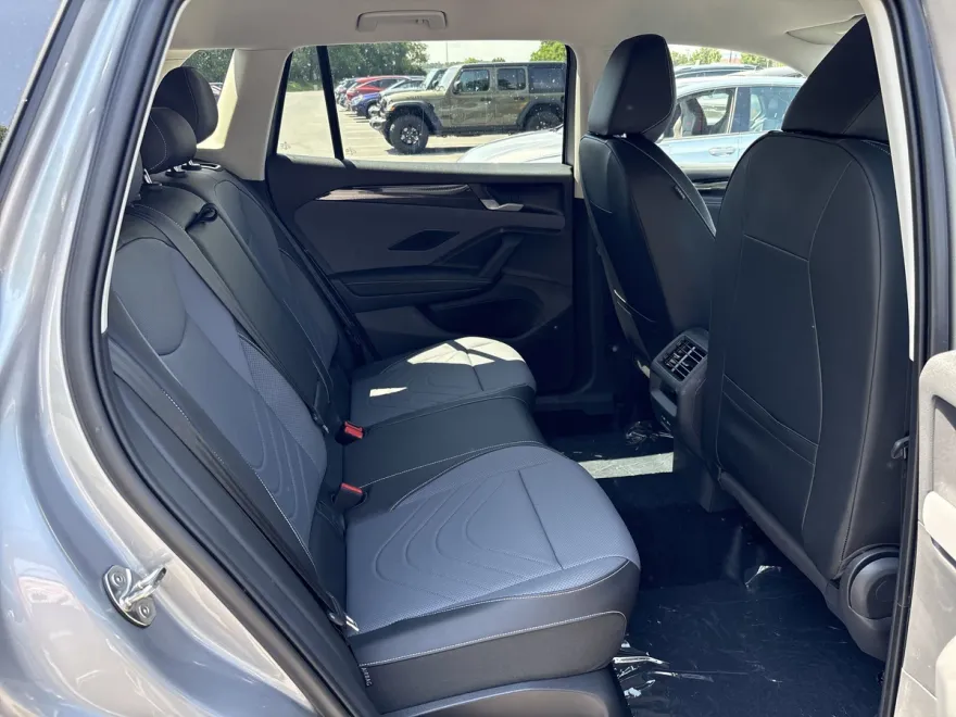 2025 Volkswagen Tiguan SE photo 1