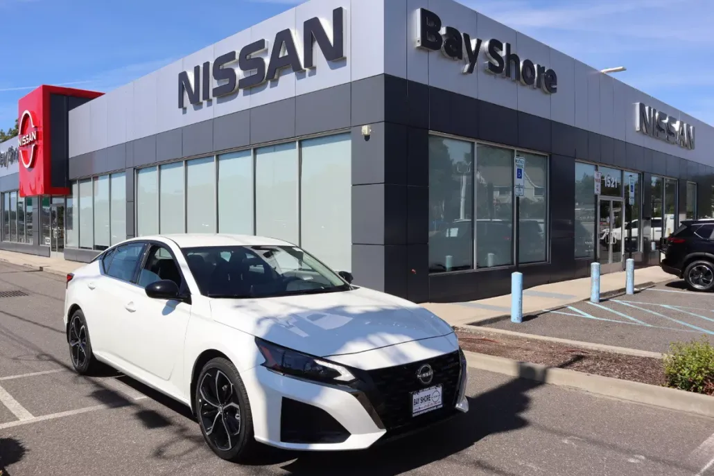 2025 Nissan Altima SR photo 1