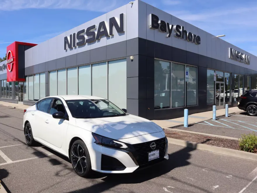 2025 Nissan Altima SR photo 1