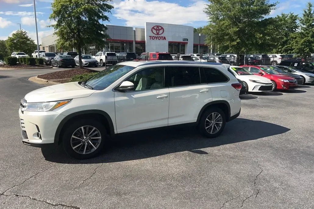 2019 Toyota Highlander XLE photo 1