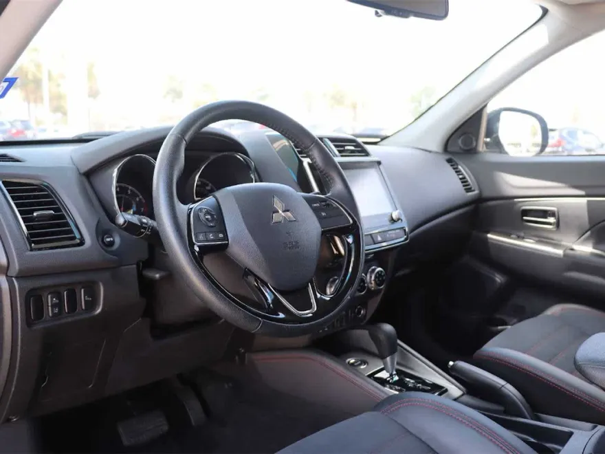 2024 Mitsubishi Outlander Sport SE photo 1