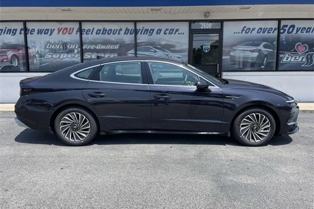 2025 Hyundai Sonata Hybrid SEL photo 1