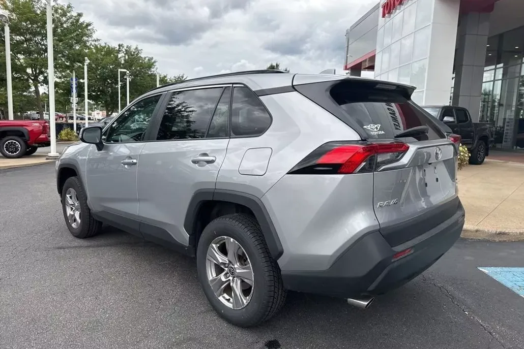 2022 Toyota RAV4 XLE photo 1