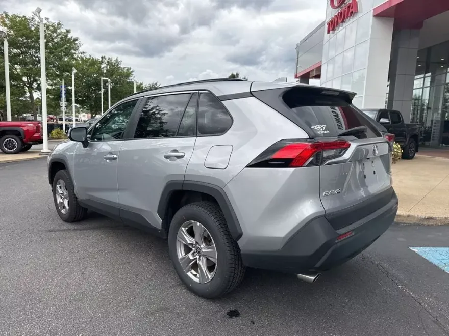 2022 Toyota RAV4 XLE photo 1