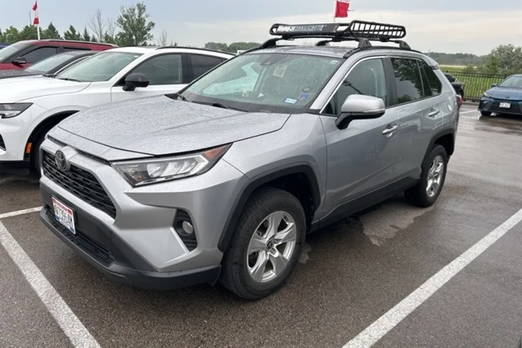 2021 Toyota RAV4 XLE photo 1