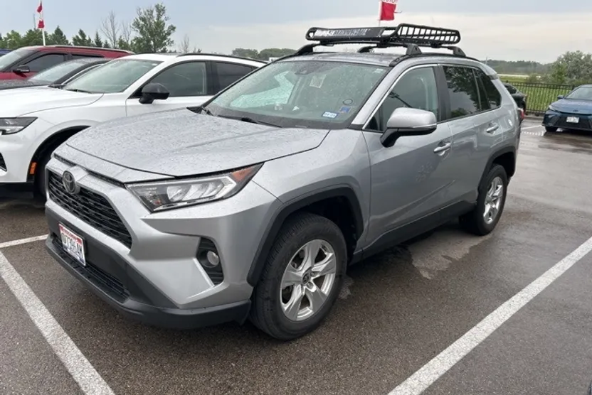 2021 Toyota RAV4 XLE photo 1