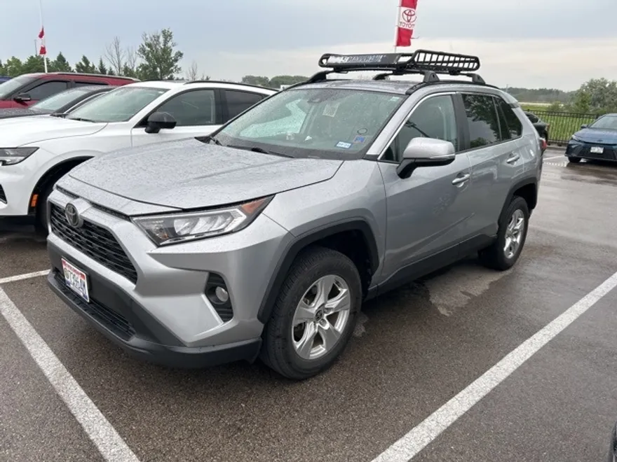 2021 Toyota RAV4 XLE photo 1