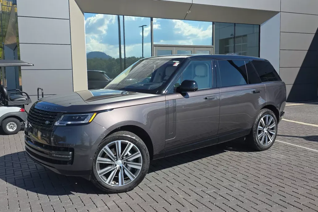 2023 Land Rover Range Rover SE photo 1