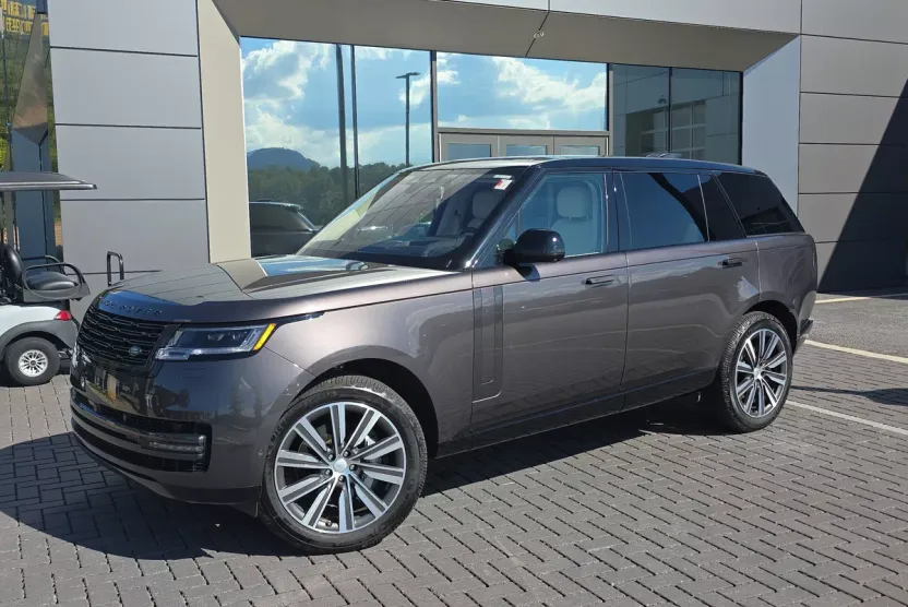 2023 Land Rover Range Rover SE photo 1
