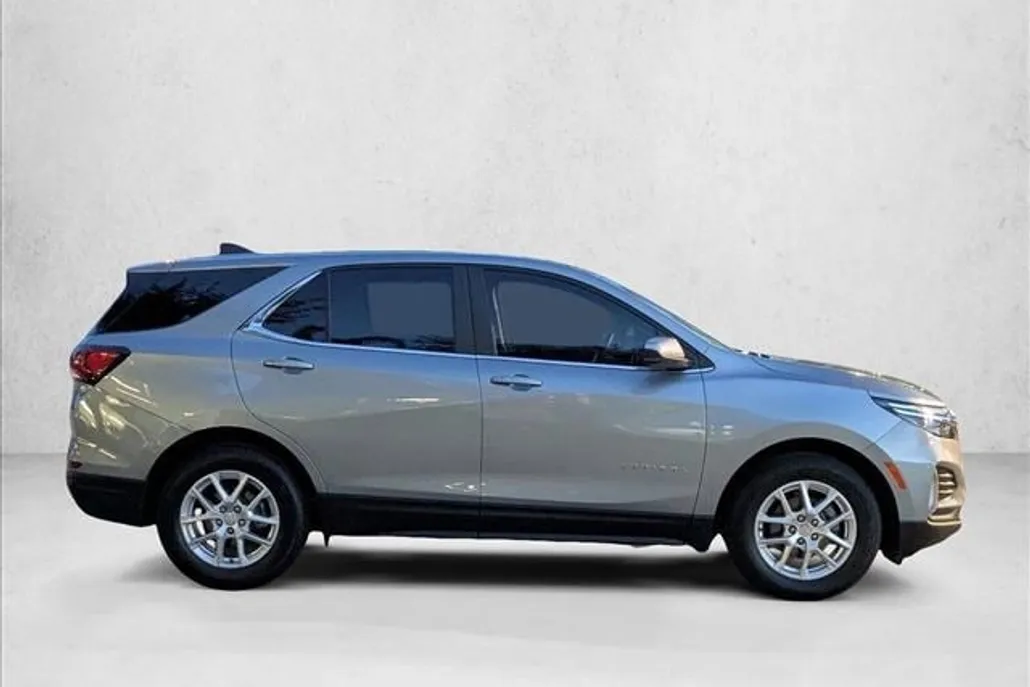 2024 Chevrolet Equinox LT photo 1