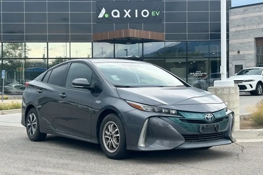 2017 Toyota Prius Prime photo 1