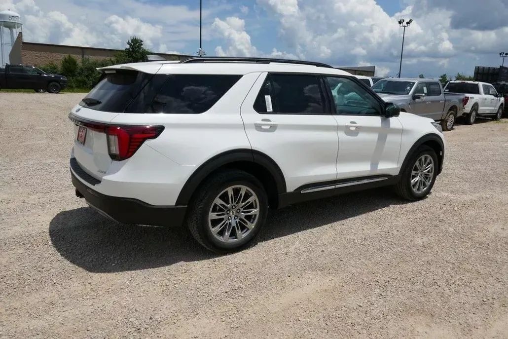 2025 Ford Explorer photo 1