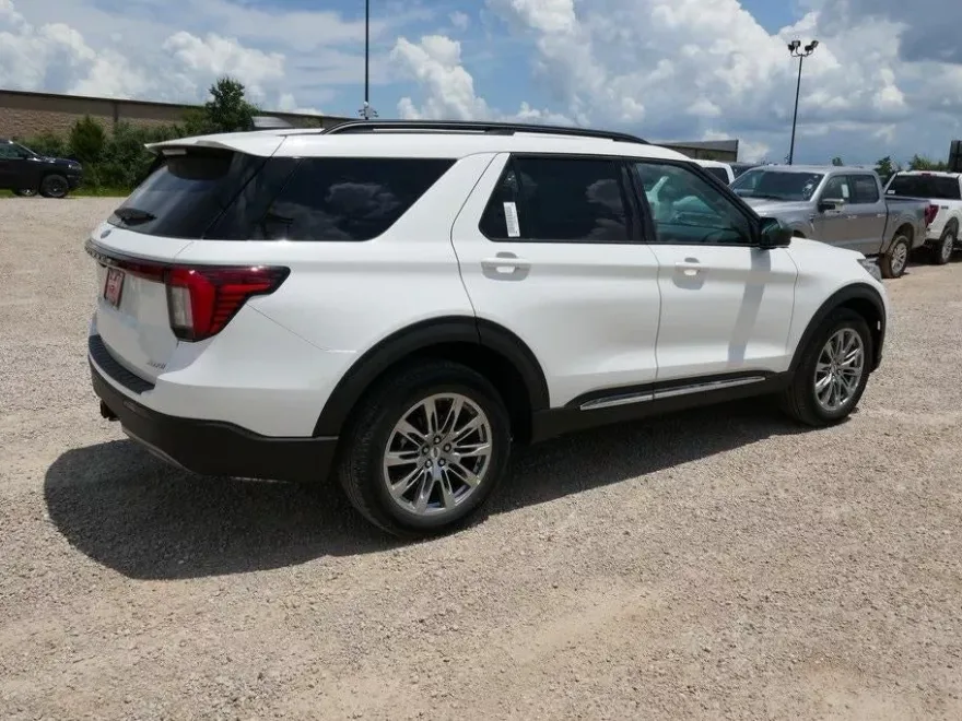 2025 Ford Explorer photo 1