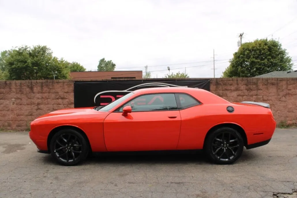 2022 Dodge Challenger SXT photo 1