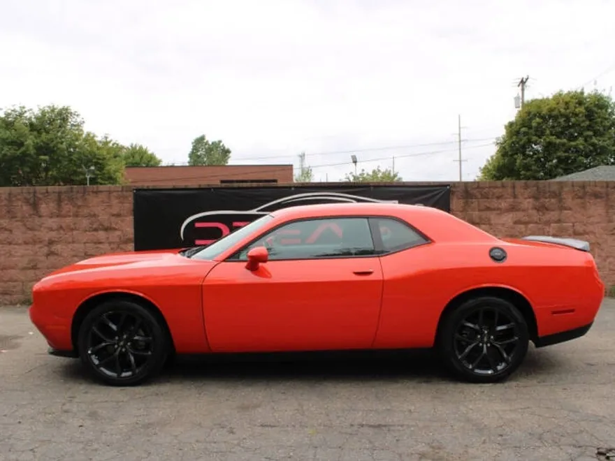 2022 Dodge Challenger SXT photo 1