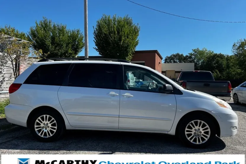 2010 Toyota Sienna XLE photo 1