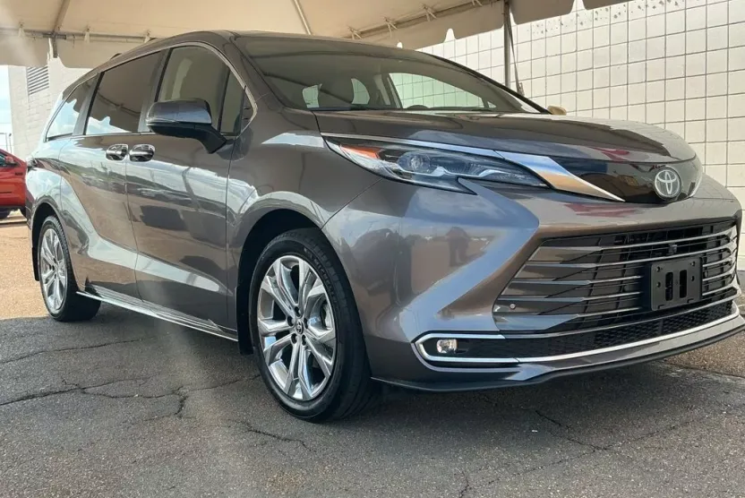 2024 Toyota Sienna Platinum photo 1