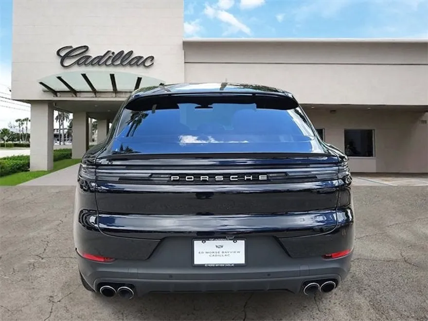 2024 Porsche Cayenne Base photo 3