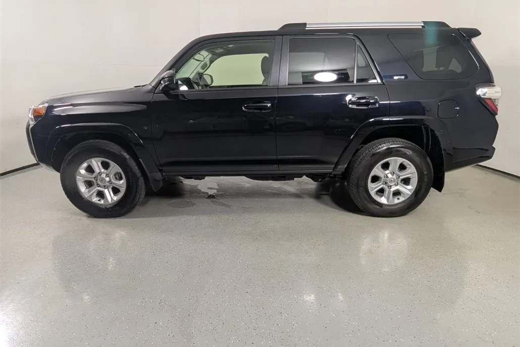 2023 Toyota 4Runner SR5 photo 1