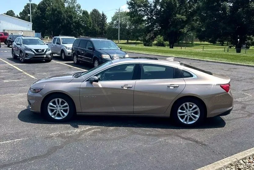 2018 Chevrolet Malibu 1LT photo 1