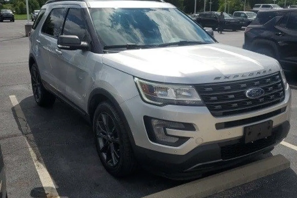 2017 Ford Explorer XLT photo 1
