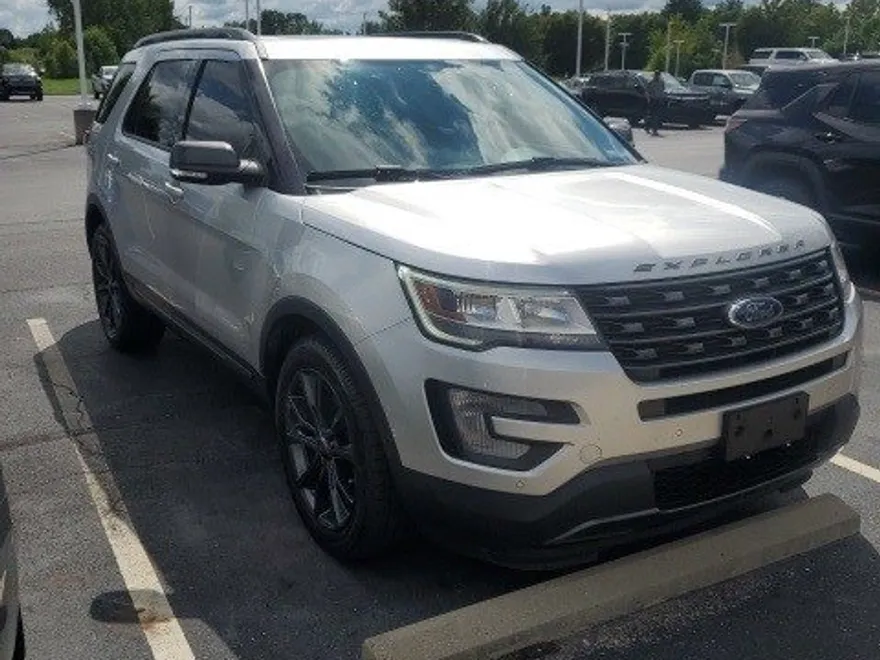 2017 Ford Explorer XLT photo 1
