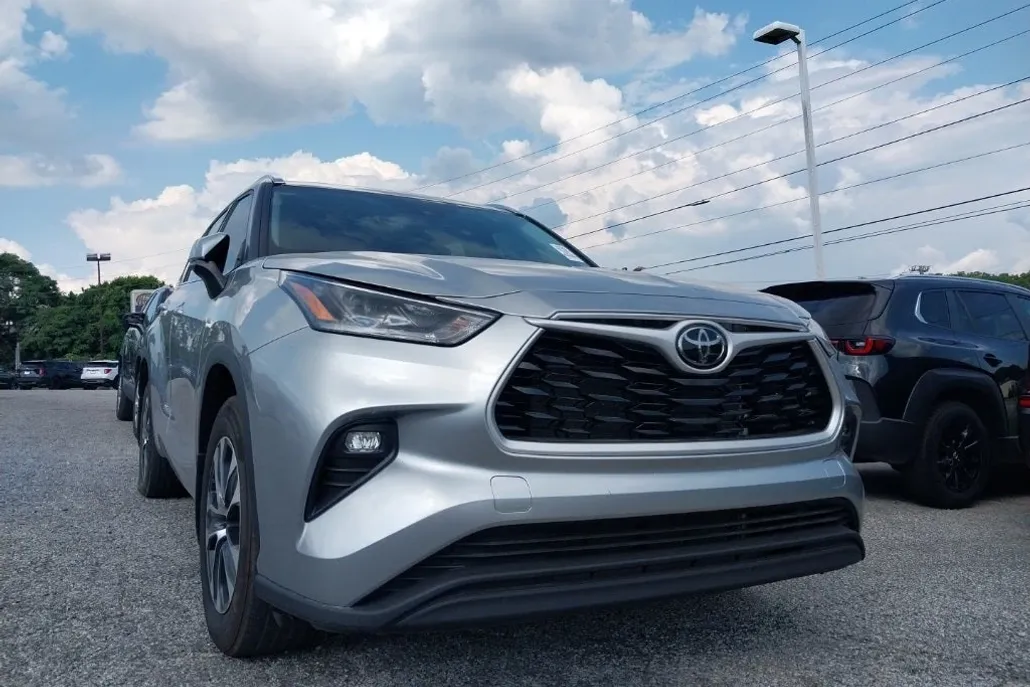 2021 Toyota Highlander XLE photo 1