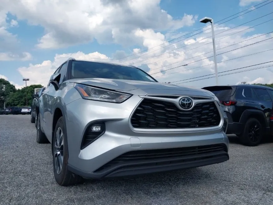 2021 Toyota Highlander XLE photo 1