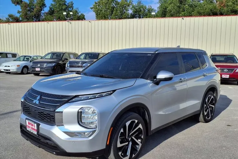 2023 Mitsubishi Outlander SE Black Edition photo 1