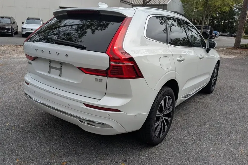 2023 Volvo XC60 B5 Plus photo 1