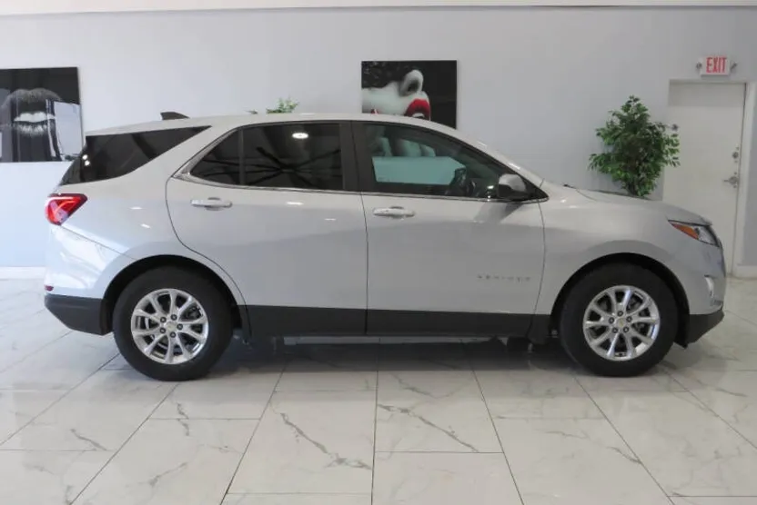 2021 Chevrolet Equinox LT photo 1