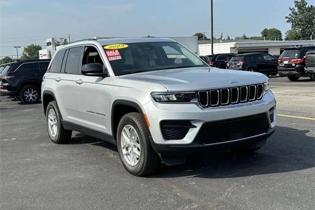 2023 Jeep Grand Cherokee Laredo photo 1