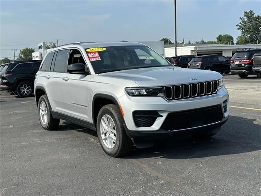 2023 Jeep Grand Cherokee Laredo photo 1