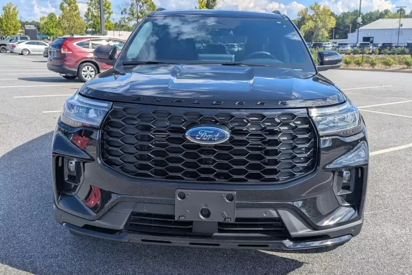2025 Ford Explorer ST-Line photo 1
