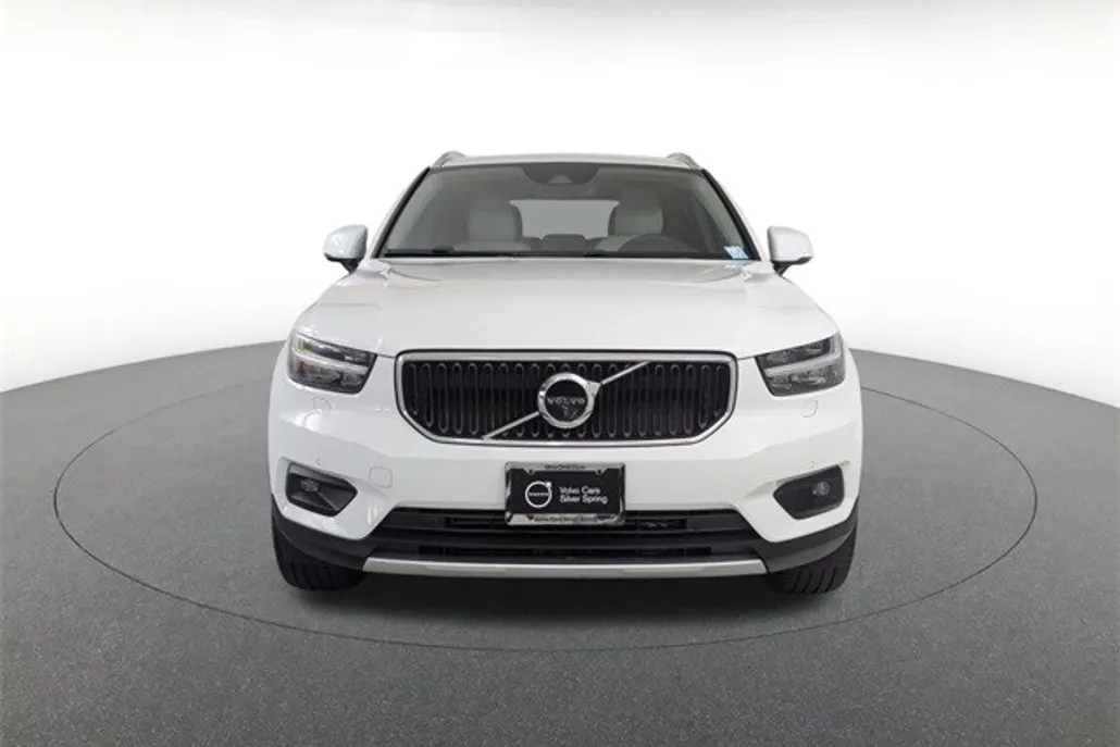2019 Volvo XC40 T5 Momentum photo 1