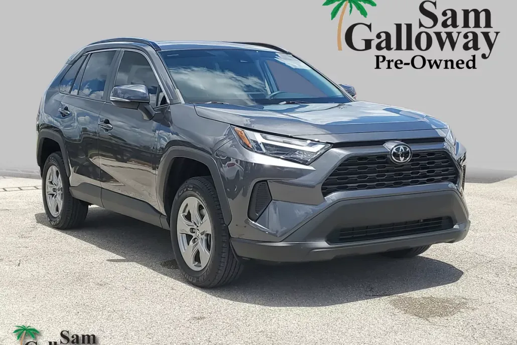 2023 Toyota RAV4 XLE photo 1