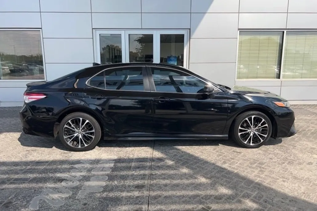 2020 Toyota Camry SE photo 1