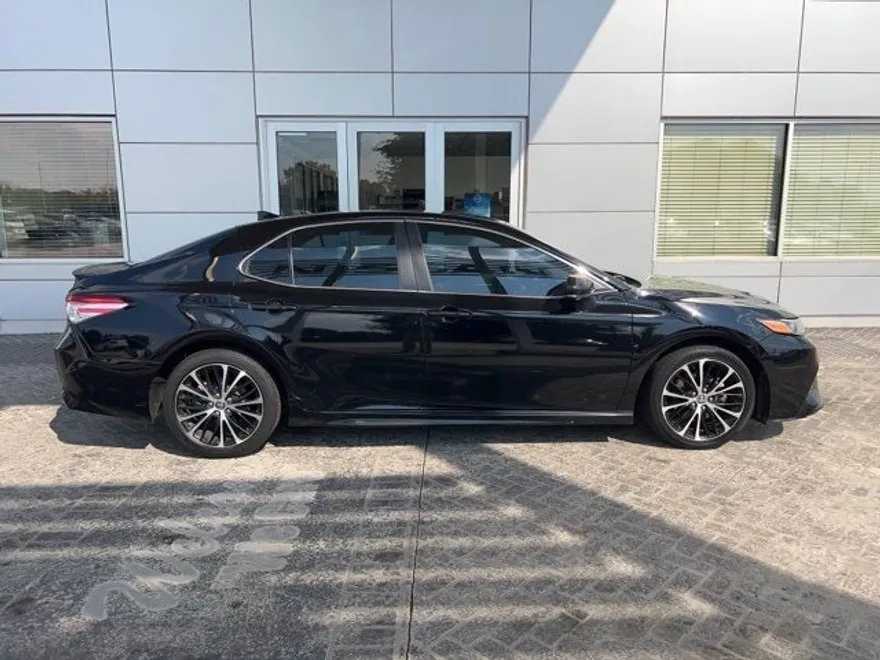 2020 Toyota Camry SE photo 1