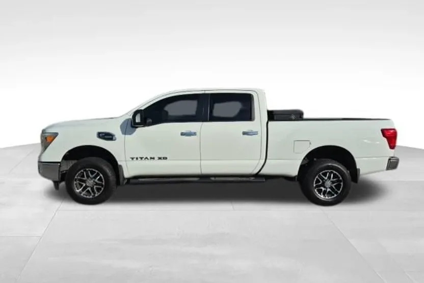 2017 Nissan Titan SV photo 1