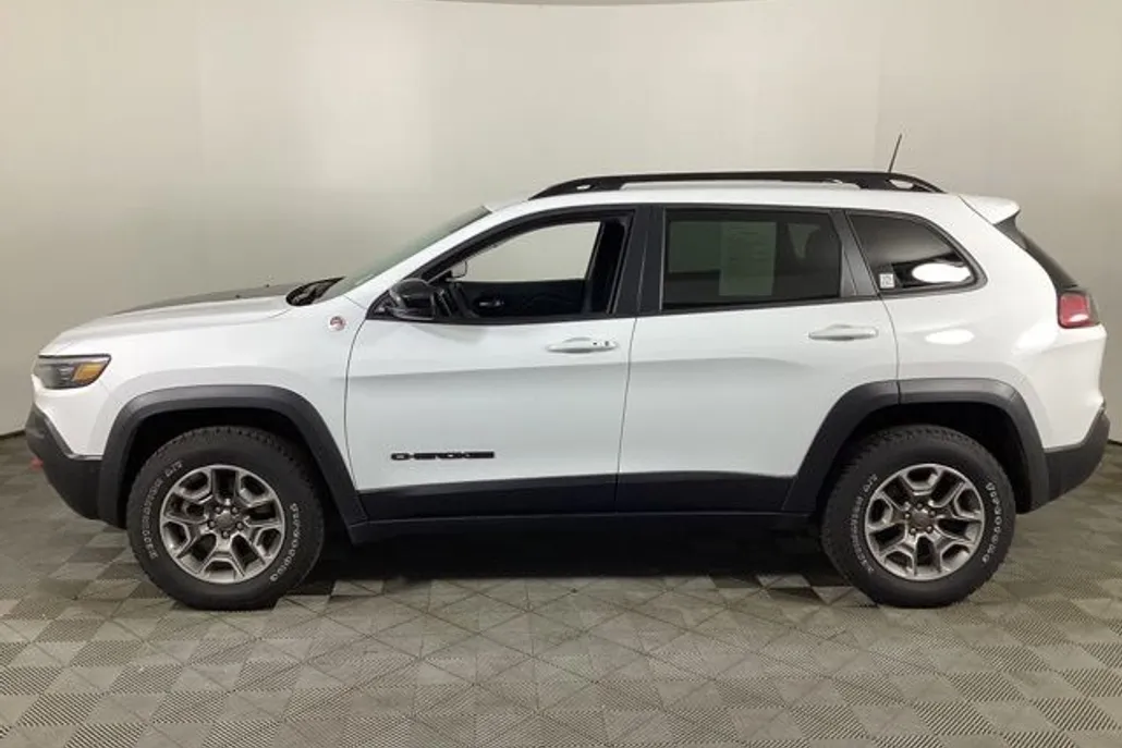 2023 Jeep Cherokee Trailhawk photo 1